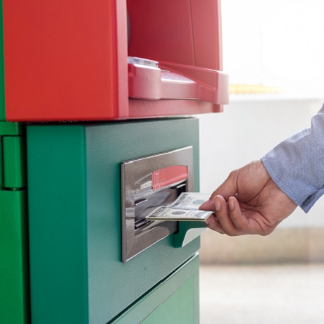 За рубежом физлица-резиденты РФ могут снимать валюту в банкоматах без 
ограничений